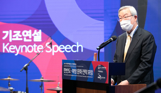 한국외국어대학교 국제지역연구센터 HK+국가전략사업단과 디지털타임스 주최로 8일 서울 신라호텔 영빈관에서 '한반도-북방 문화전략포럼'이 열렸다. 이날 행사에 참석한 김성환 동아시아재단 이사장(전 외교통상부 장관)이 기조연설을 하고 있다. 박동욱기자 fufus@